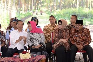 KUNJUNGAN KERJA - Presiden Jokowi didampingi Menko PMK Puan Maharani dan Gubernur Jatim Soekarwo saat kunjungan kerja dan membagikan kartu sakti di Kota Batu Malang, kemarin. foto istimewa