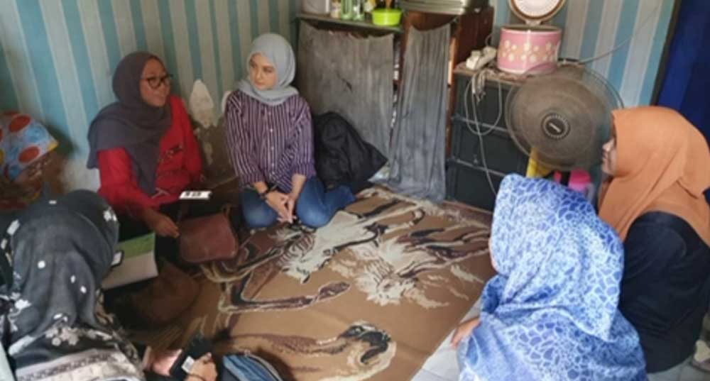 Sekel Tlogopojok, Maya Santi (pertama dari kanan), saat mendatangi keluarga bocil di kontrakan. (Ist)