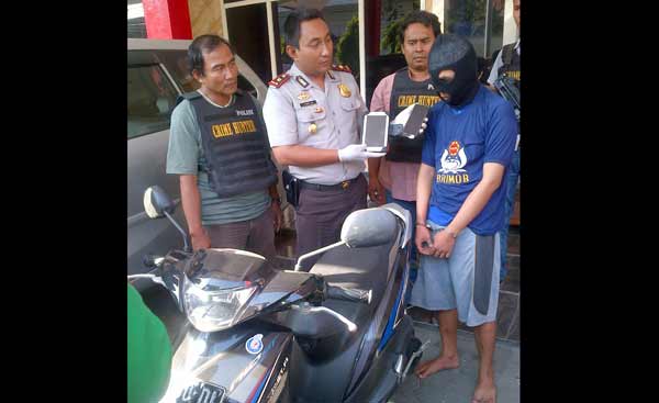 Tersangka beserta motor yang sempat dibawa kabur. foto: rusmiyanto/BANGSAONLINE