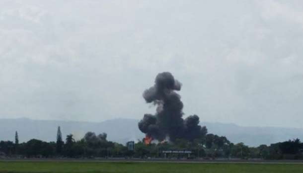 Kepulan asap di Lanud Adisutjipto, Yogyakarta, tempat jatuhnya pesawat TNI AU, 20 Desember 2015. foto: path/tempo.co