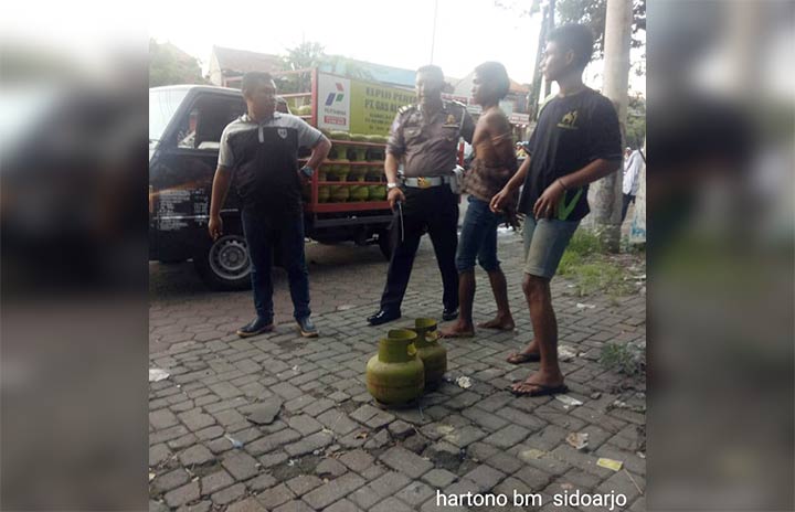 Pelaku (dua dari kanan) diamankan beserta barang bukti.
