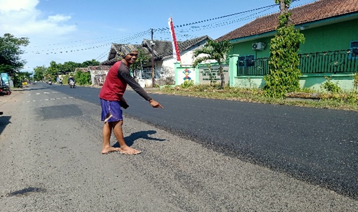 Seorang warga sedang menunjukkan lokasi terjatuhnya para korban.