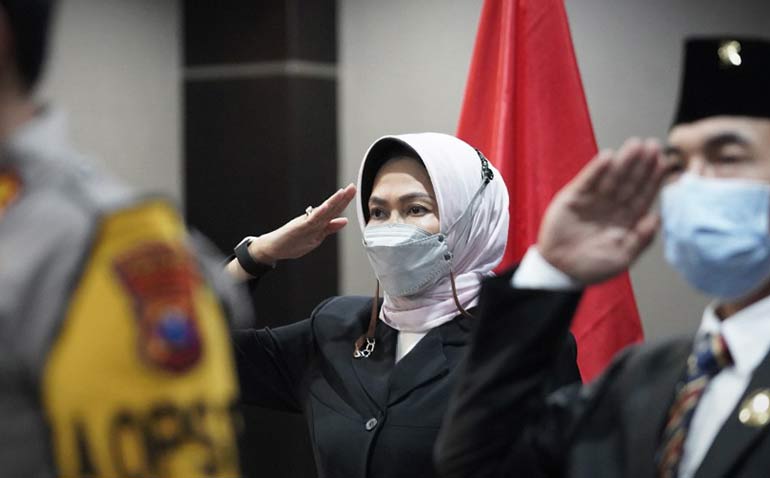 Wali Kota Batu, Hj. Dewanti Rumpoko bersama Forkopimda dan Kepala OPD saat mengikuti peringatan Harkitnas secara virtual di Ruang Rapat Utama Balai Kota Among Tani.