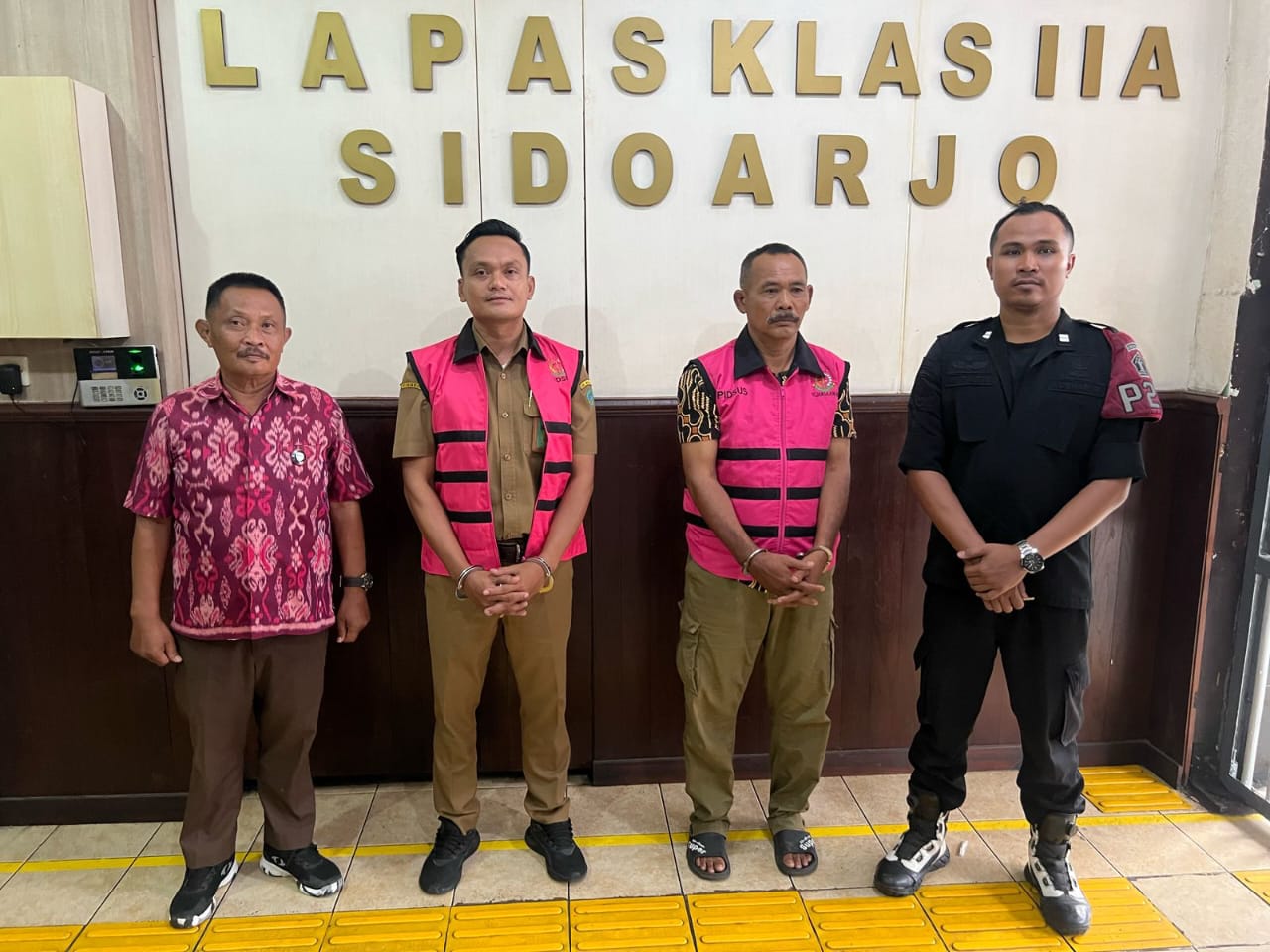 Ali Nasikin dan Samiun saat akan ditahan di Lapas Sidoarjo