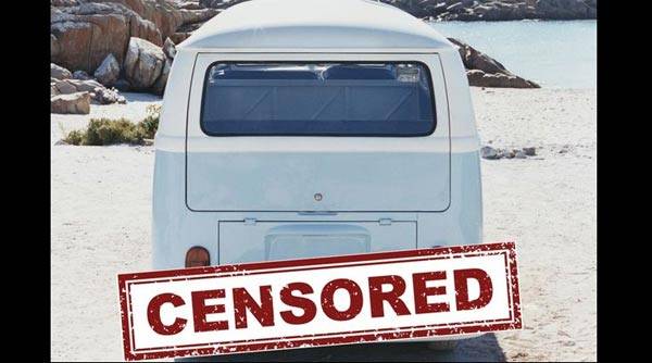 Yah, jatuh cinta kepada VW Kombi berakhir dengan ngeseks aneh.... Kebayang gak ya, kalau jatuh cinta dengan mesin parut kelapa? foto: repro mirror.co.uk