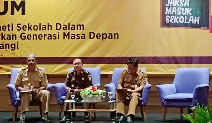 Kasi Intel Kejaksaan Banyuwangi Bagus Adi Saputra saat duduk di kursi narasumber.