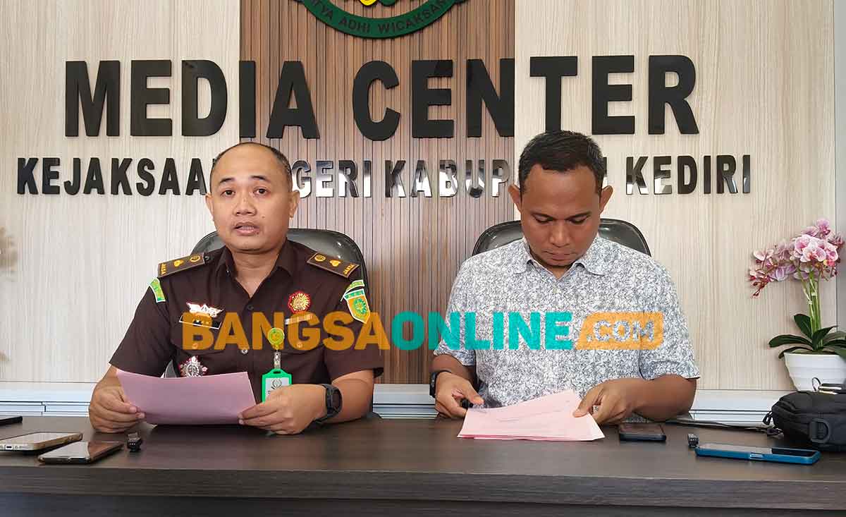 Kasi Intel Kejari Kabupaten Kediri, Iwan Nuzuardhi (kiri), didampingi Kasi Pidsus Kejari Kabupaten Kediri, Yuda Virdana Putra, saat konferensi pers. Foto: MUJI HARJITA/BANGSAONLINE