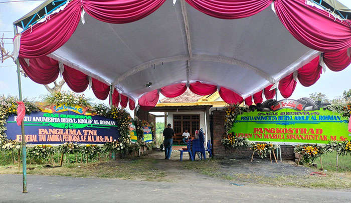 Sejumlah karangan bunga sudah berada di depan rumah duka Pratu Anumerta Beryl. Foto: Ist
