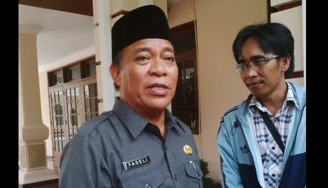 Bupati Lamongan saat menanggapi 10 warganya yang ditangkap Kepolisian Turki. foto: Haris/BangsaOnline.com