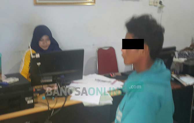 Tersangka saat diperiksa di Unit PPA Satreskrim Polres Jombang. foto: ROMZA/ BANGSAONLINE