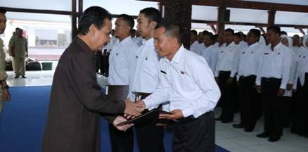 Bupati Lumajang memberikan SK pengangkatan CPNS di Pendopo Kabupaten Lumajang. (Imron/BANGSAONLINE)
