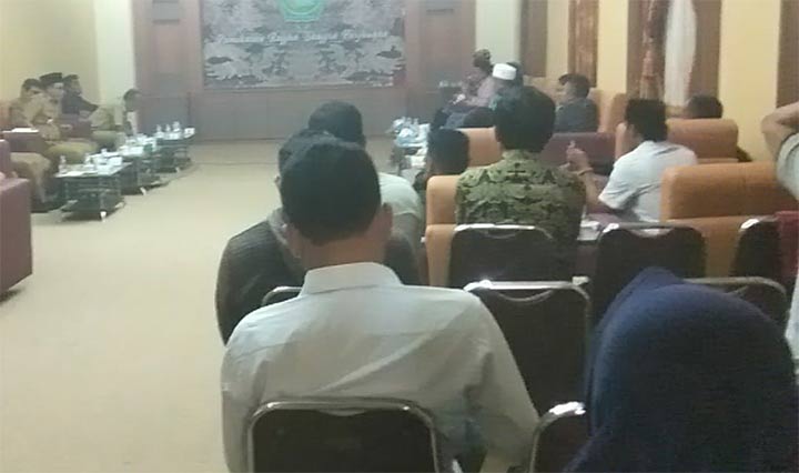 Forum LSM Pamekasan saat audiensi di pendopo Ronggosukowati Pamekasan.