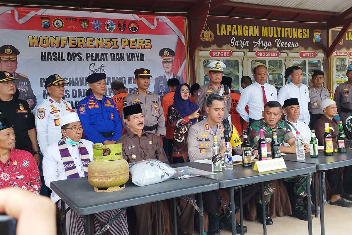 Kapolres Pamekasan AKBP Satria Permana juga Wakil bupati Pamekasan saat melakukan pemusnahan BB hasil operasi pekat Semeru 2023.
