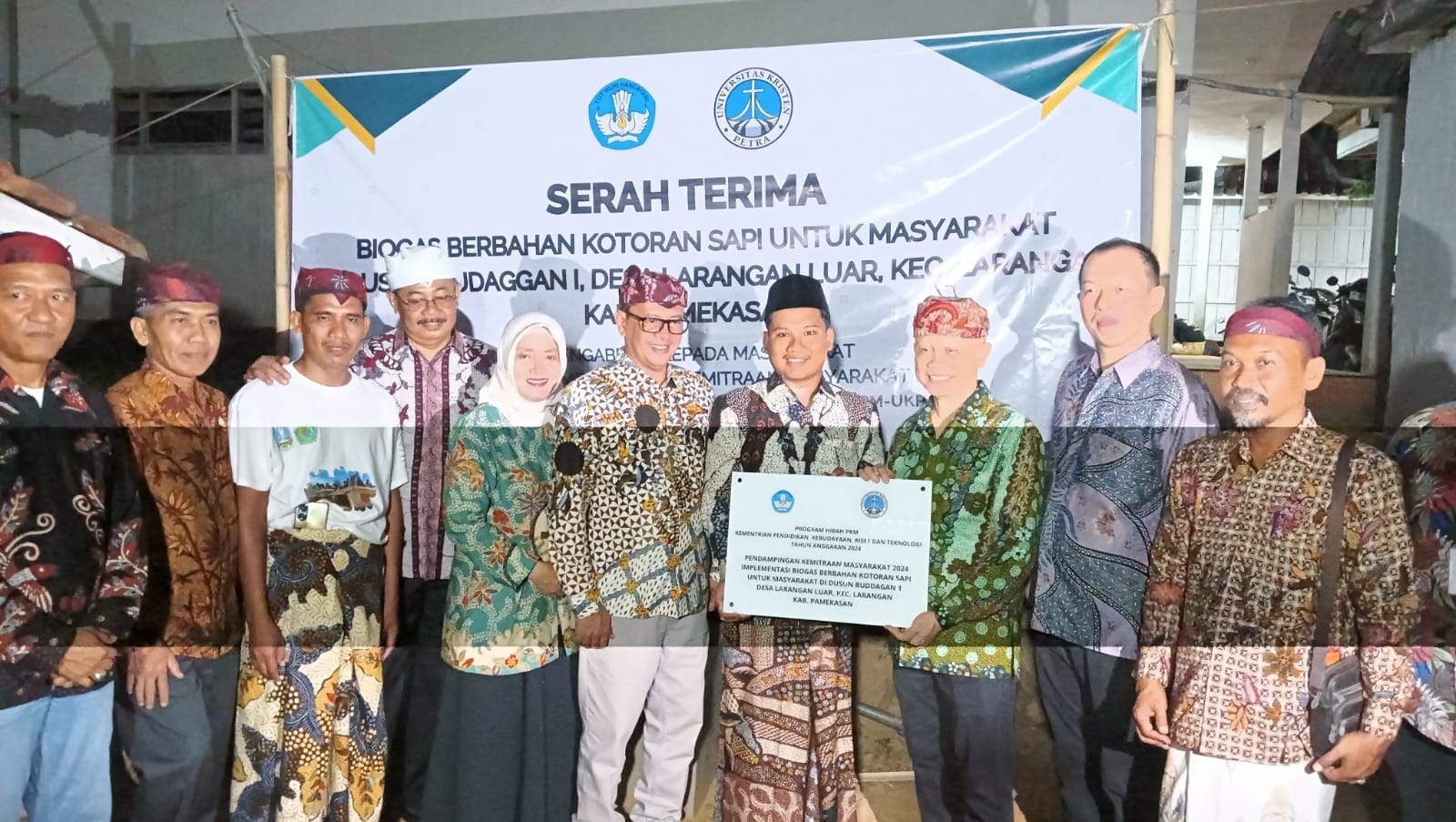 Didampingi Pj Bupati, UK Petra Serahkan Proyek Hibah Teknologi Biogas di Taneyan Lanjhang Pamekasan