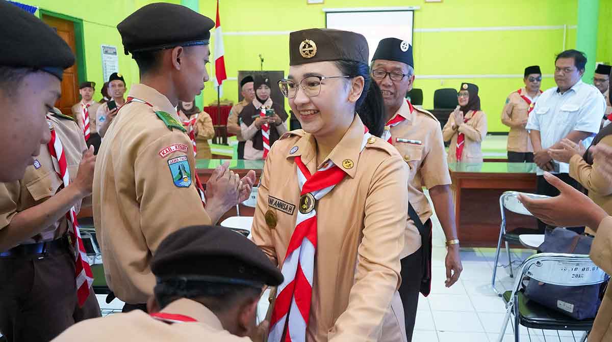 Ketua Kwartir Cabang Gerakan Pramuka Kabupaten Kediri, Eriani Annisa Hanindhito atau yang akrab disapa Mbak Cicha, saat menyalami para kontingen. Foto: Ist