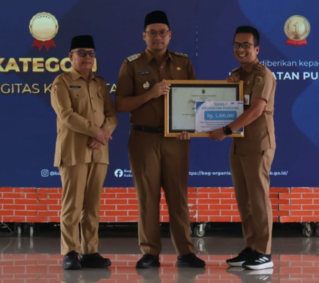 Wabup Mojokerto saat penyerahan penghargaan