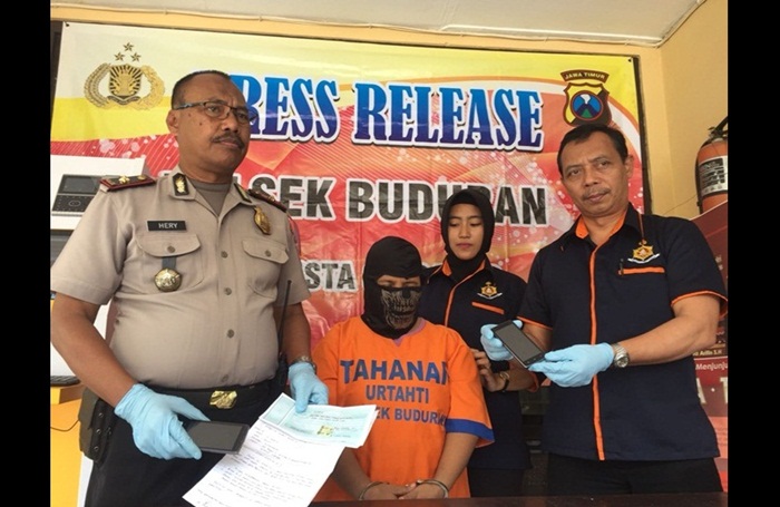 Pelaku  penipuan uang senilai ratusan juta rupiah saat ditangkap Petugas.