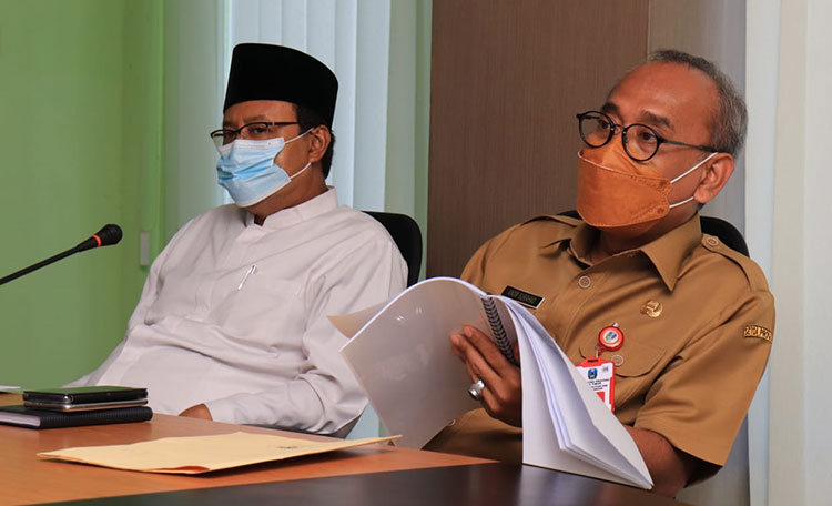 Wali Kota Pasuruan Saifullah Yusuf (Gus Ipul) didampingi Pj. Sekretaris Daerah Kota Pasuruan Anom Surahno hadir dalam Rapat Umum Pemegang Saham (RUPS) Bank Perkreditan Rakyat (BPR) Kota Pasuruan di Ruang Rapat Untung Suropati II Kota Pasuruan, Senin (19/4/2021). (foto: ARDIANZAH/BANGSAONLINE)