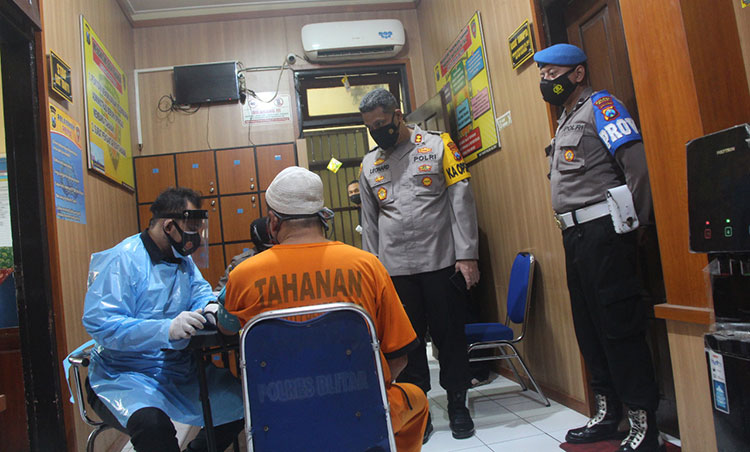 Sebanyak 84 penghuni rumah tahanan Polres Blitar divaksin Covid-19. (foto: ist)