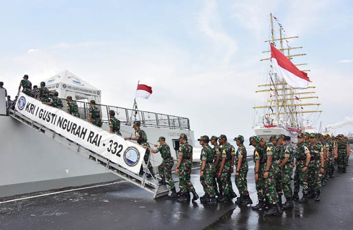 Sebanyak 519 prajurit Taruna dan Taruni Akademi TNI menaiki kapal.