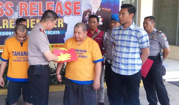 Tersangka saat diinterogasi oleh Kapolres Jember AKBP Alfian Nurrizal.