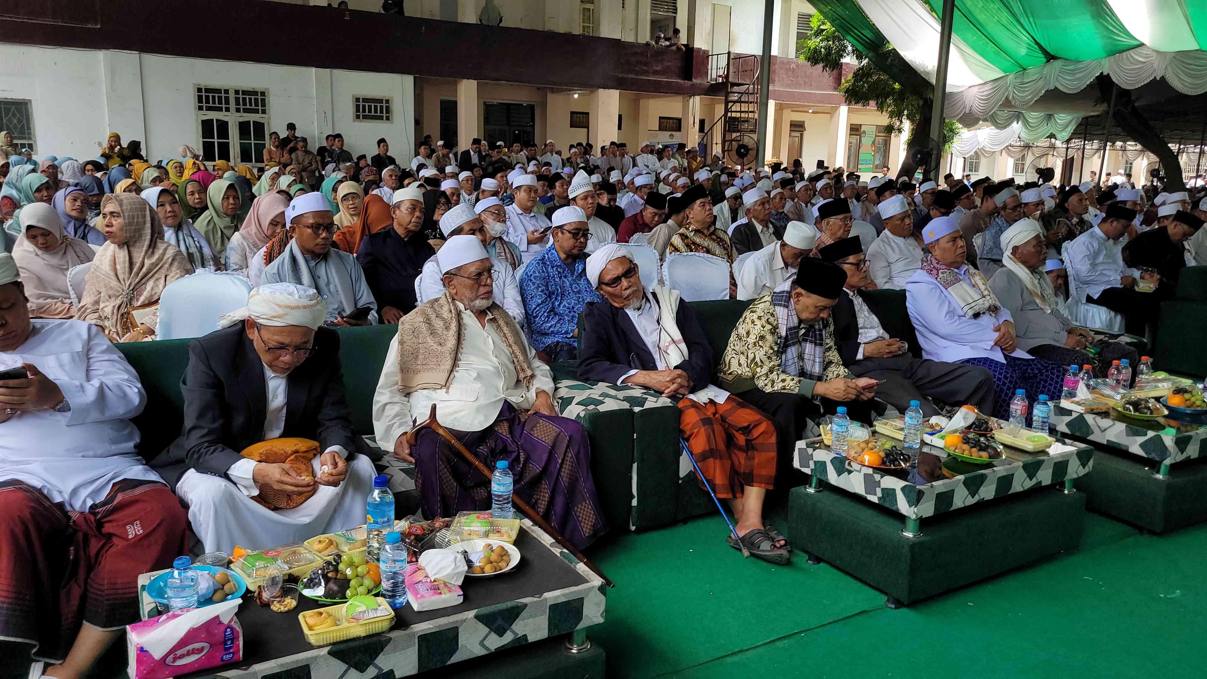 Para tuan guru dan para pejabat dalam acara Haul ke-32 TGH Ibrahim Al-Khalidy, TGH Mustofa Al-Khalidy dan TGH Muhammad Idris Misbah di Pondok Pesantren Al-Ishlahuddiny Kediri Lombok Barat NTB, Sabtu (22/2/2025). Foto: MMA/bangsaonline.