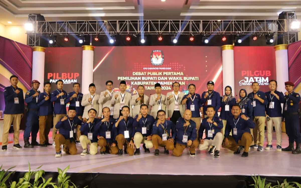 Foto bersama antara penyelenggara dan kandidat Pilkada 2024 di Pamekasan.