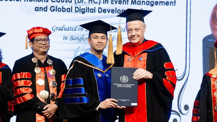 Raffi Ahmad saat menerima gelar doktor honoris causa dari dari Universitas Institut of Professional Management (UIPM) Thailand. Foro: instagram rafli nagita