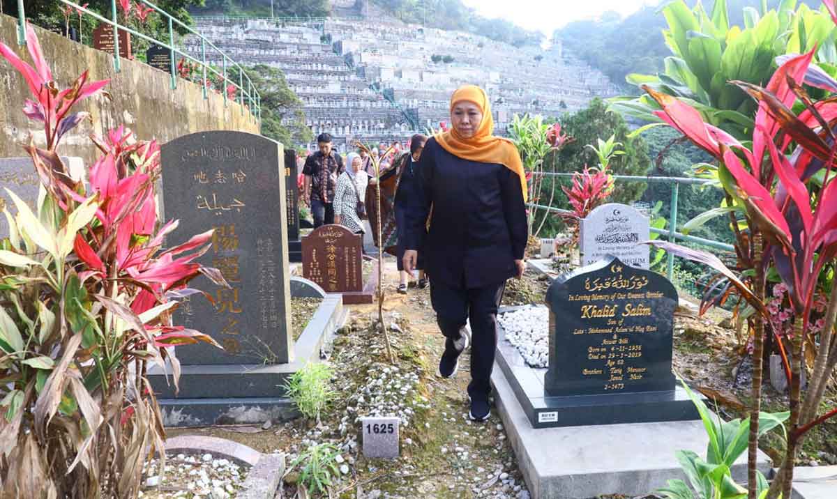 Gubernur Khofifah saat ziarah ke makan PMI korban Covid-19 dari Jatim di Hong Kong.