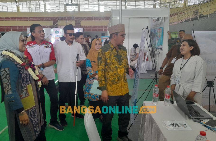 Ketua DPRD Sidoarjo Abdillah Nasih didampingi Kadisnaker Ainun Amalia meninjau Job Fair Inklusif 2025. Foto: Mustain/BANGSAONLINE