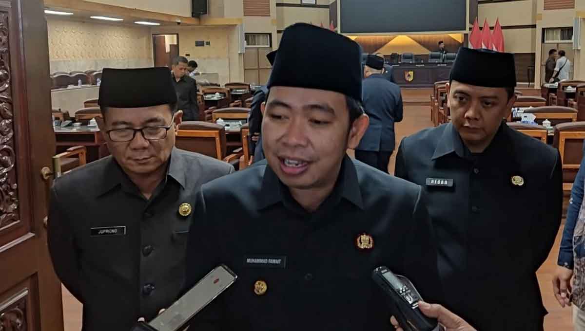 Bupati Jember, Muhammad Fawait, saat memberi keterangan ke awak media.