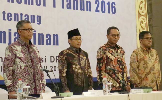 Drs. H Sutiaji, Wawali Kota Malang, bersama Wakil Ketua Banleg DPR RI Totok Daryanto,SE, ketika mensosialisasikan UU No.1 tahun 2016, di Malang. 