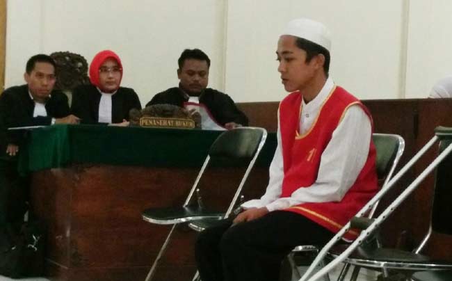 Bayu saat mendengarkan putusan hakim. foto: eky nurhadi/ BANGSAONLINE