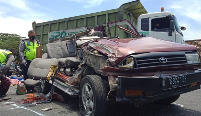 Kondisi minibus Toyota Kijang yang mengalami kecelakaan usai dihantam truk.