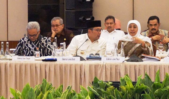 Gubernur Khofifah saat memaparkan Rencana Pembangunan Industri Provinsi Jatim (RPIP) saat menghadiri Rapat Koordinasi Pemerintah, Pemerintah Daerah (Rakorpusda) dan Bank Indonesia (BI) yang digelar di Gedung Thamrin, BI, Jl. MH. Thamrin No. 2, Jakarta, Rabu(4/9) sore. foto: istimewa/ bangsaonline.com