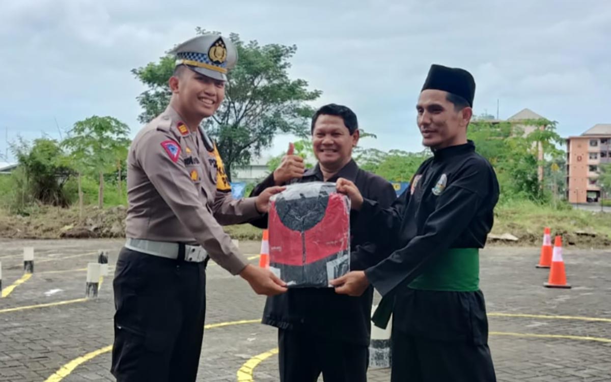 Kasatlantas Polres Kediri Kota AKP Prastya Yana W. S. saat menyerahkan jaket keselamatan kepada perwakilan pendekar. Foto: Ist.