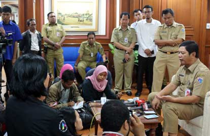 Wali Kota Jakarta Utara, Rustam Effendi memberikan keterangan kepada media terkait pengunduran dirinya di Kantor Wali Kota Jakarta Utara, Selasa (26/4).