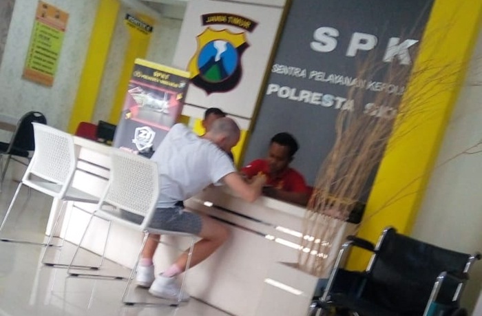 Korban saat melapor ke petugas.