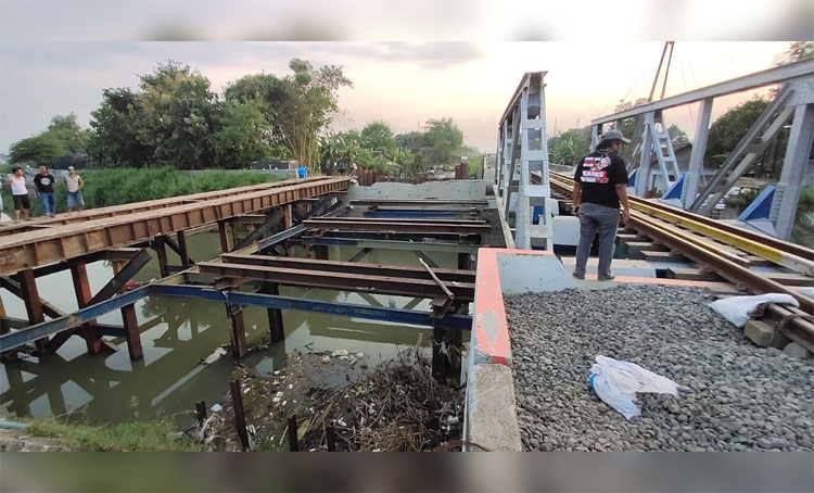 Proyek pembangunan jalur ganda.
