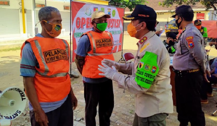 Drs. Triadi Atmono, M.Si., Kasatpol PP Trenggalek saat memberikan arahan pada mereka yang terjaring operasi yustisi. foto: HERMAN/ BANGSAONLINE
