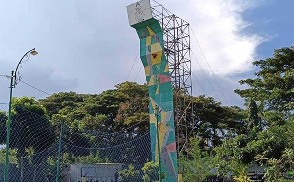 Wall climbing di Kampus IAIN Madura Pamekasan. Foto: Tribunnews