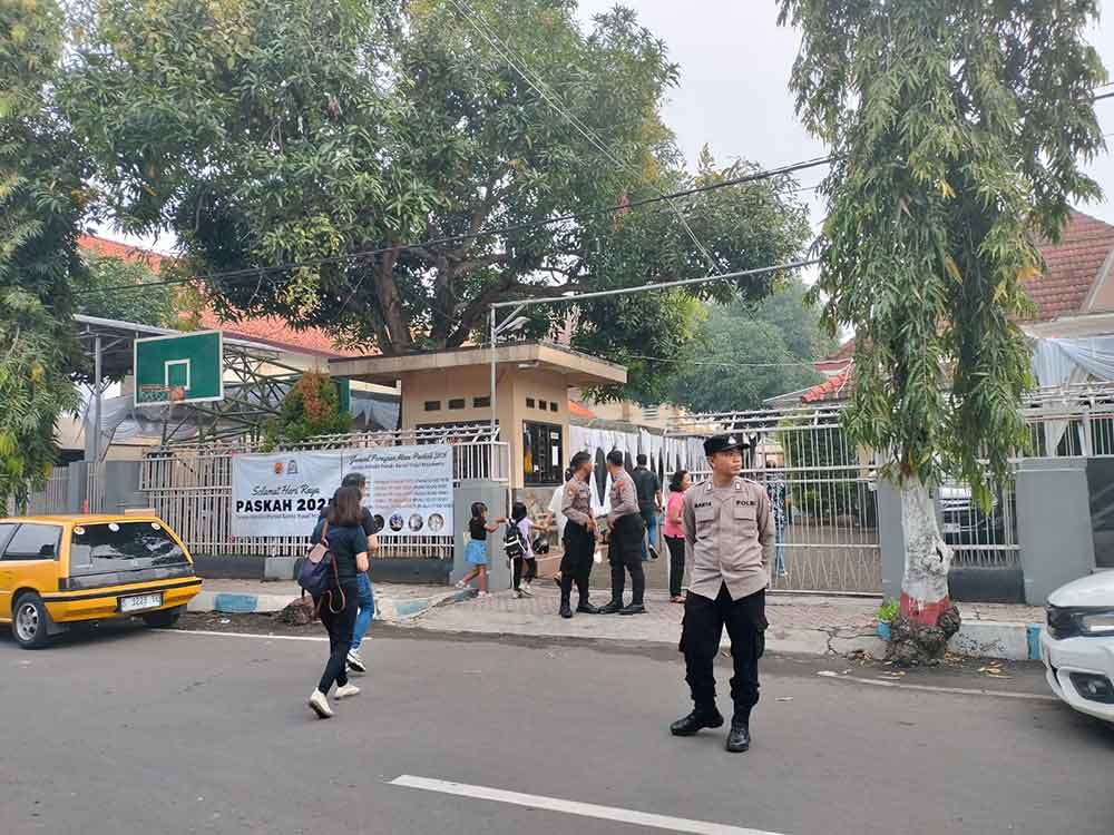 Salah satu personel Polres Mojokerto Kota saat menjaga salah satu gereja di Mojokerto.