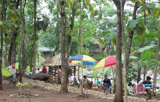 Obyek wisata Dewi Keen, Desa Kweden mulai ramai dikunjungi, meskipun baru dibuka awal tahun 2017. foto: INTAN/ BANGSAONLINE