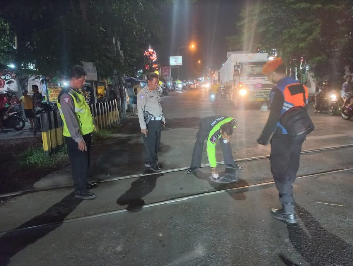 Perlintasan sebidang di Taman, Sidoarjo yang menjadi lokasi kecelakaan pemotor inisial R dan kereta api (dok. Ist)