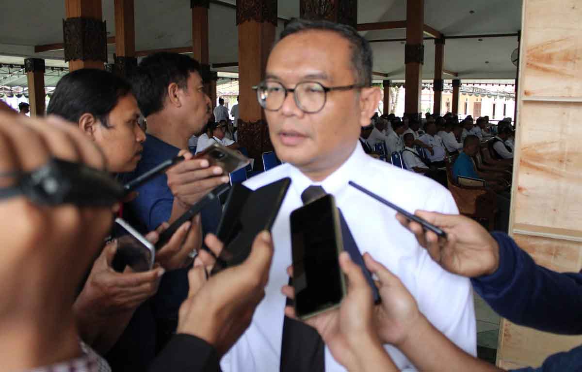Kajari Situbondo, Nauli Rahim Siregar, saat memberi keterangan kepada awak media.
