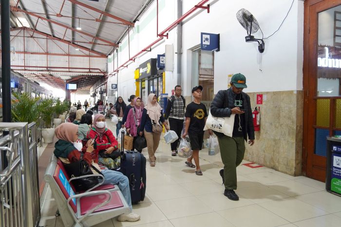 Sejumlah penumpang KA di Stasiun