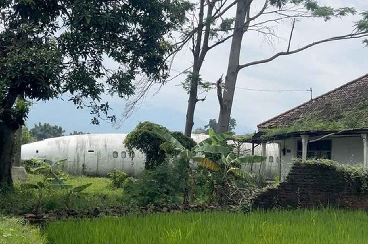 Bangkai Pesawat di Halaman Rumah Kosong di Mojokerto yang menggegerkan warga. Foto: detikcom
