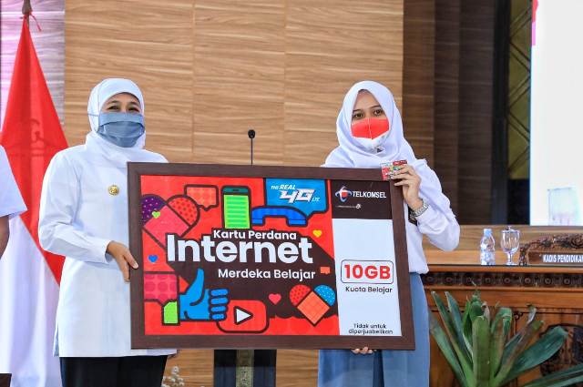 Gubernur Jatim Khofifah Indar Parawansa saat Penyerahan 1,3 Kartu Internet Merdeka Belajar dari Telkomsel bagi Siswa Siswi se-Jawa Timur, di Badan Pendidikan dan Pelatihan Provinsi Jatim, Jl. Kawi No. 41 Kota Malang, Senin(7/9). foto: ist/ bangsaonline.com