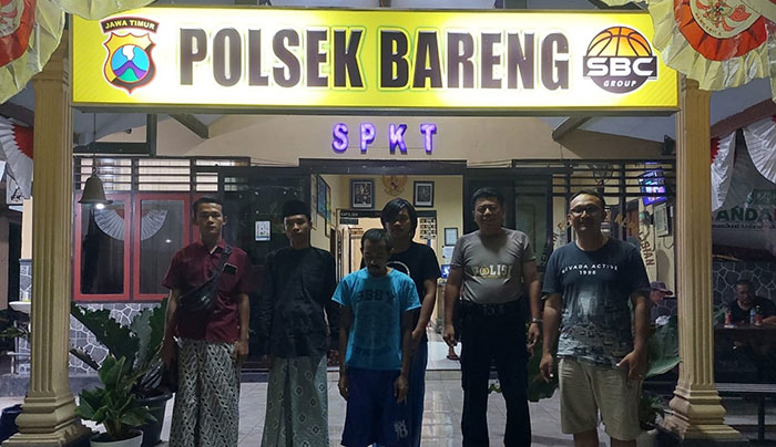 Proses penyerahan pelaku yang dilakukan petugas Polsek Bareng, Jombang.