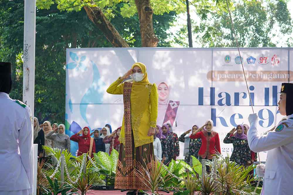 Ketua TP PKK Kota Pasuruan saat mempimpin upacara peringatan Hari Ibu ke-97. (Ist)